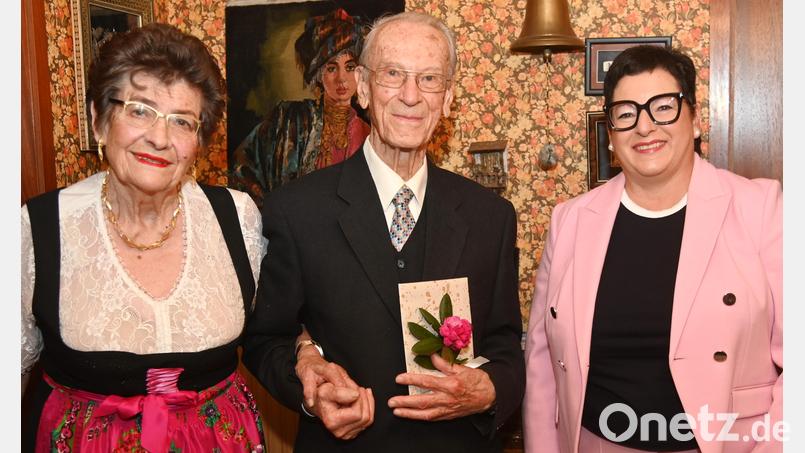Ute und Friedrich Donhauser feiern Diamantene Hochzeit, wozu die Zweite Bürgermeisterin Birgit Fruth (rechts) im Namen des Oberbürgermeisters und des gesamten Stadtrats gratulierte. Bild: Gerhard Franz