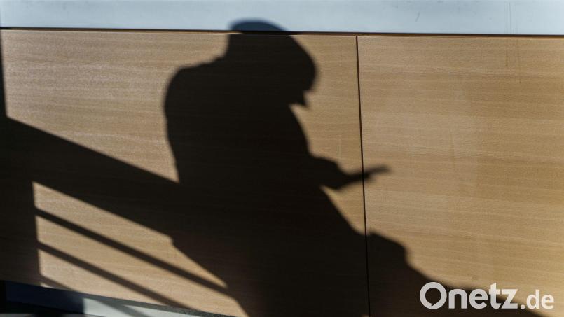 Ständig wandern der Blick und die Hand zum Smartphone: Gerade jüngeren Menschen geht es einer Umfrage der IU Internationalen Hochschule in Erfurt zufolge häufig so. (Symbolbild) Bild: Andreas Arnold/dpa