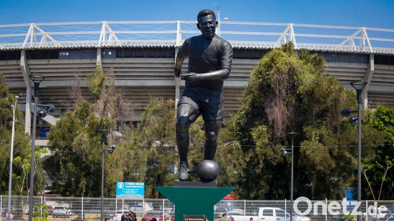 Pelé wurde mit der Statue geehrt. Bild: Fernando Carranza Garcia./