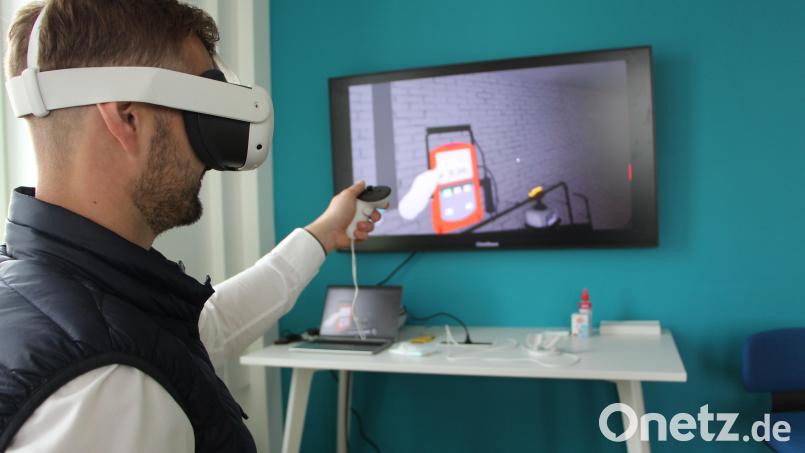 Moderne Technik kommt im Schulungszentrum Gas des Bayernwerks in Schirmitz zum Einsatz: Mit einer VR-Brille können typische Situationen im Bereitschaftsdienst trainiert werden. Bild: Michael Hitzek / Bayernwerk