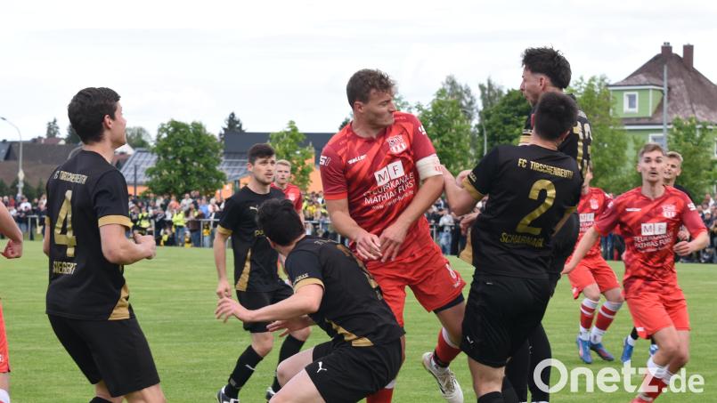 Eine brenzlige Situation im Strafraum des FC Tirschenreuth (dunkle Trikots), die letztlich aber folgenlos blieb. Bild: gb
