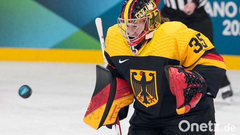 Nationaltorhüterin Sandra Abstreiter gewann in der PWHL in Nordamerika die Meisterschaft. (Archivbild) Bild: Petr David Josek/AP/dpa