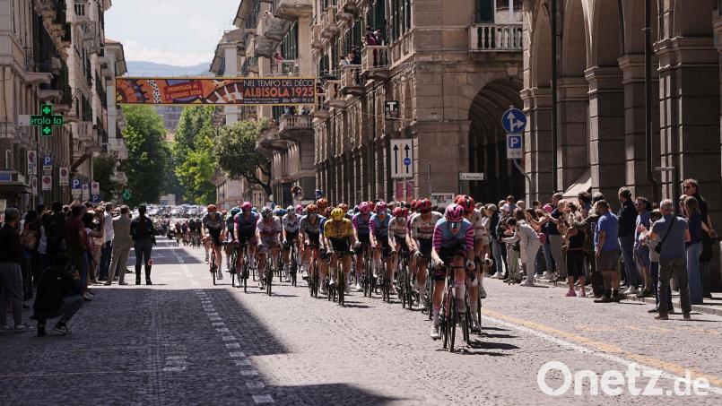 Die Radprofis auf der zwölften Etappe des 109. Giro. Bild: Marco Alpozzi/LaPresse/AP/dpa