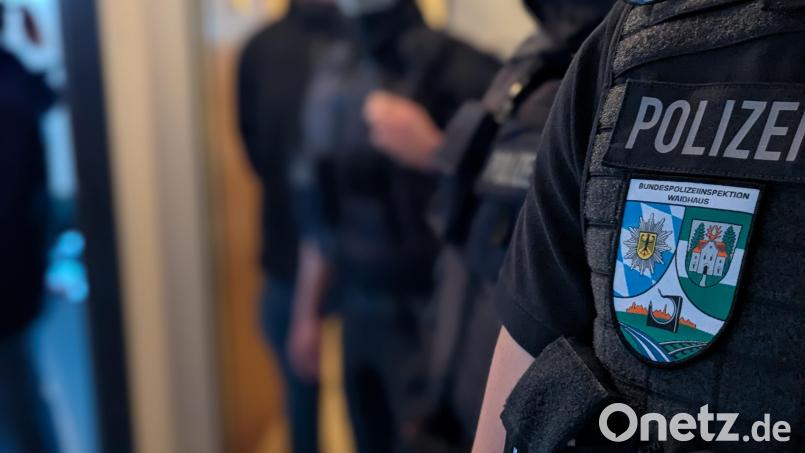Die Bundespolizeiinspektion Waidhaus und die Staatsanwaltschaft Weiden führen umfangreiche Durchsuchungen wegen Verdachts der gewerbsmäßigen Einschleusung durch. Symbolbild: Bundespolizei