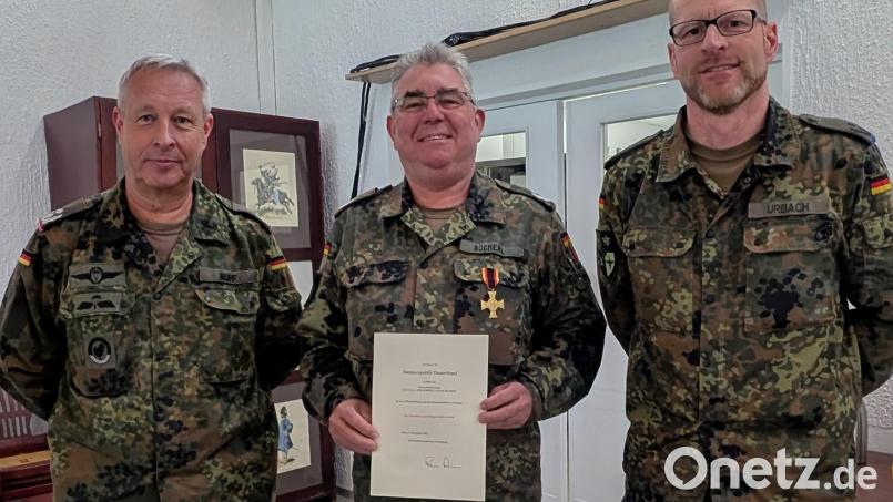 Bei einer kleinen Feierstunde des Offizierskorps des Logistikbataillons 472 im Offizierskasino der Schweppermann-Kaserne wurde Oberstleutnant d.R. Norbert Bücherl (Mitte) von Oberstleutnant Rene Urbach (rechts), Kommandeur Logistikbataillon 472, und in Anwesenheit seines „alten“ Kameraden, langjährigen Wegbegleiters und auch Antragsstellers, Oberstleutnant Norbert Kopf (links) mit dem Ehrenkreuz der Bundeswehr in Gold ausgezeichnet. Bild: Lukas Dworschak