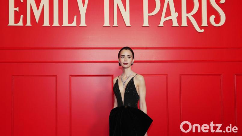 Was Emily (Lily Collins) in der letzten Staffel wohl erleben wird? (Archivbild) Bild: Aurelien Morissard/AP/dpa