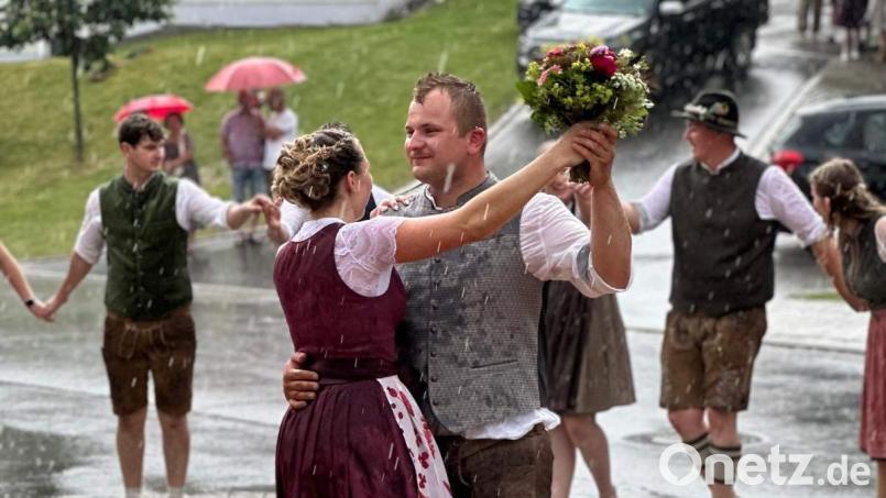 Ausgerechnet zum Kirwa-Walzer öffnete der Himmel im vergangenen Jahr seine Schleusen. Bei strömendem Regen wurden Simon Blind und Vanessa Ries zum neuen Ober-Kirwapaar gekürt. Bild: Heidi Ries