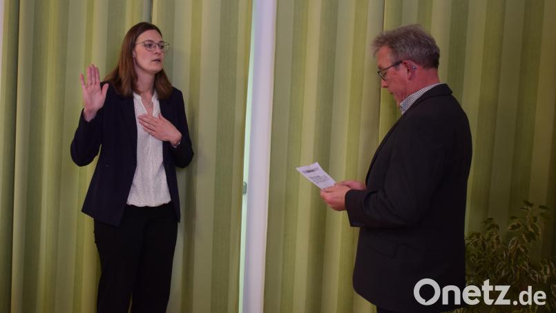 Als ältestes Mitglied im Gemeinderat vereidigte Wolfgang Blödt die neue Erste Bürgermeisterin Katharina Haas. Bild: bnr