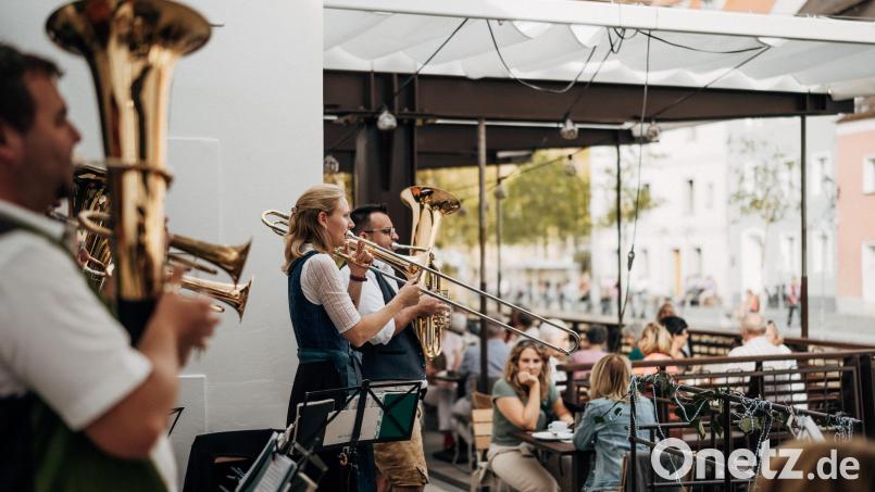 "De Fuchsn" aus Regensburg waren schon mal zu Gast im Bootshaus, zum Oktoberfest. Am Pfingstsonntag spielen sie jetzt zum Frühschoppen beim bayerisch-böhmischen Brückenfest. Bild: Miriam Koch