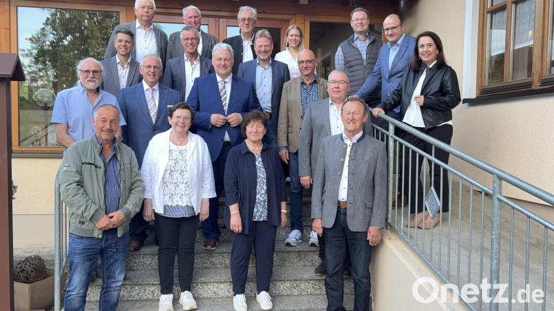 Landrat Richard Reisinger (Mitte) verabschiedete feierlich beim Ehrenabend in Altmannshof. Bild: ge