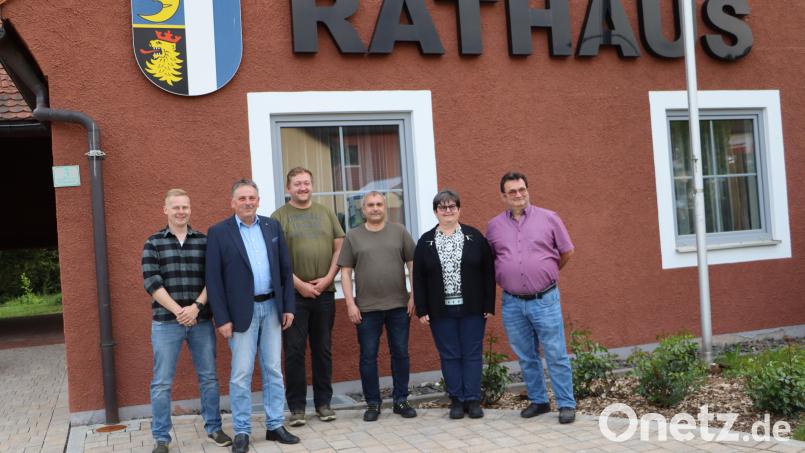 Bürgermeister Hermann Mertel (Zweiter von links) mit Zweitem Bürgermeister Richard Leißner (rechts) und Drittem Bürgermeister Bernd Pilhofer (Dritter von rechts) sowie den neuen Gemeinderäten Elke Reif, Manfred Appel (Dritter von links) und Florian Hölzl (links). Bild: gru