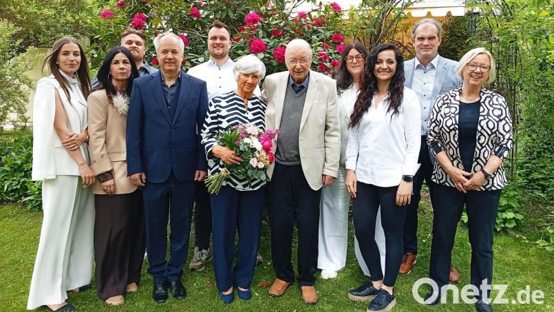Gerti und Franz Meichner (Mitte) feiern Eiserne Hochzeit im Kreis der Familie. Auch Bürgermeisterin Margit Bayer (Dritte von rechts) gratuliert zum Jubiläum Bild: Oswald Zintl