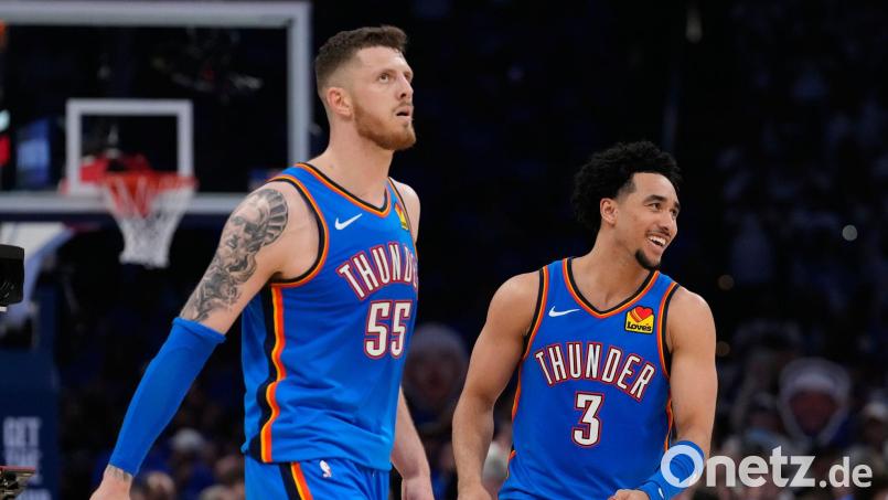 Isaiah Hartenstein (l) überzeugte beim Sieg gegen die San Antonio Spurs. Bild: Tony Gutierrez/AP/dpa