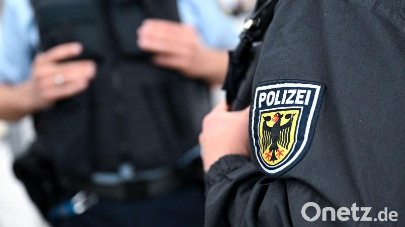 Bei einer Razzia durchsuchten Beamte mehrere Objekte in Hessen und Niederbayern. (Symbolbild) Bild: Sven Hoppe/dpa
