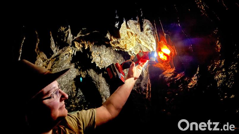 Rangerin Sabrina Oeh kennt die Osterhöhle wie ihre Westentasche – und beschert Besuchern magische Momente. Bild: Petra Hartl
