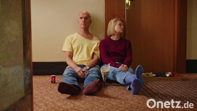 Da sitzen sie nun im Hotelflur: Überfordert von ihrer Familie und ihrem eigenen Lebensweg. Bild: Brendan Uffelmann/ZDF/dpa