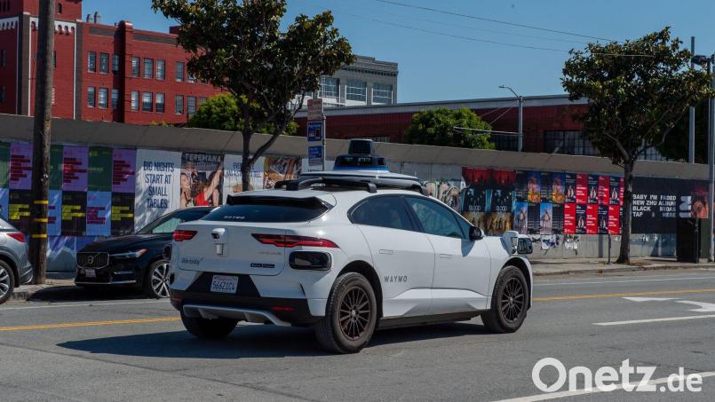 Zunächst waren fahrerlose Waymo-Robotaxis vor allem in sonnigen Gegenden wie San Francisco unterwegs. (Archivbild) Bild: Andrej Sokolow/dpa