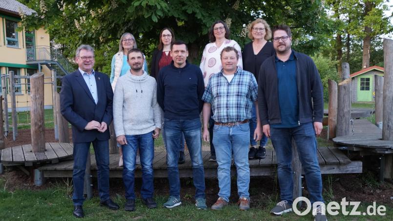 Bürgermeister Martin Prey (links) freut sich über die neuen Mitglieder des Gemeinderats (von links) Stefan Biegerl, den neuen dritten Bürgermeister Florian Winderl, Reinhard Schneeberger und Matthias Matzke. In der oberen Reihe von links die Gemeinderäte Marianne Rath, Sandra Urban (neu), Michaela Gleißner und zweite Bürgermeisterin Rita Salomon. Bild: wel