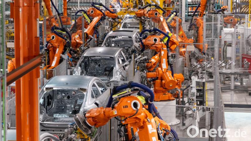 Obwohl der Autoexport eingebrochen ist, legt der bayerische Außenhandel insgesamt zu. (Symbolbild) Bild: Daniel Josling/dpa