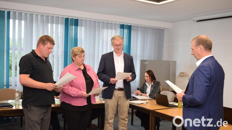 Bürgermeister Michael Wilfahrt (rechts) vereidigt die neuen Gemeinderäte Matthias Buron, Diana Kraus und Franz Grabinger (von links). Bild: bnr