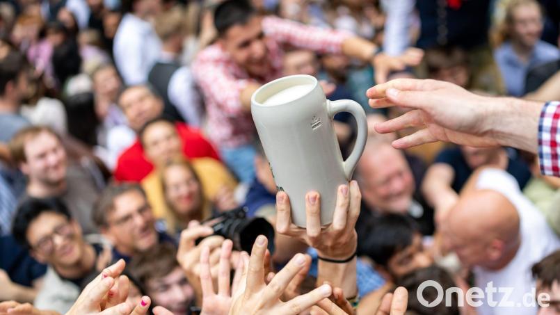 Einen Tag nach Eröffnung der Erlanger Bergkirchweih gibt es schon öffentlichen Streit um die Musikauswahl. (Archivbild) Bild: Daniel Karmann/dpa