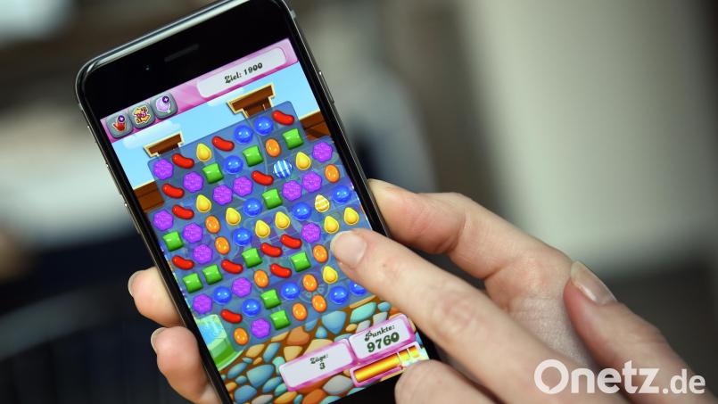Durch In-App-Käufe bei Handyspielen wie "Candy Crush" oder "Clash of Clans" verschulden sich immer mehr Menschen. Symbolbild: Britta Pedersen/dpa