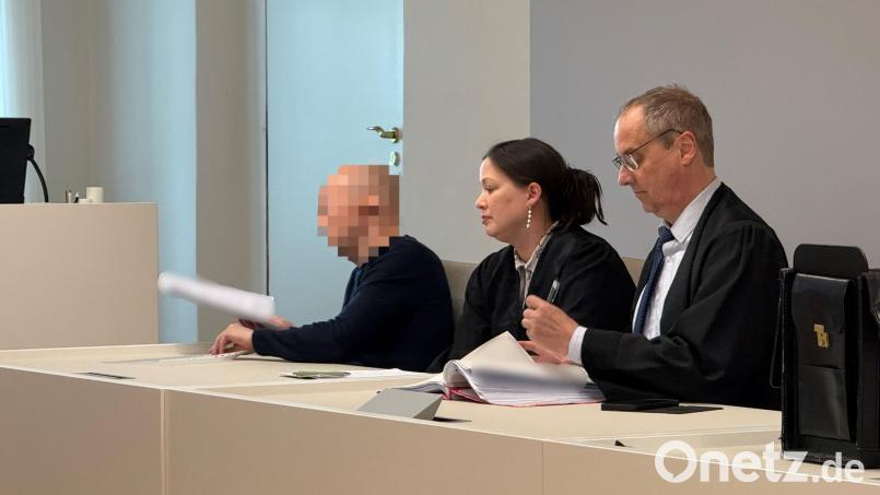 Fast vier Jahre muss der angeklagte Arzt (links) ins Gefängnis. Seine Verteidiger, Rechtsanwältin Mayumi Weinmann und Rechtsanwalt Helmut Miek, fordern stattdessen Freispruch für den 42-Jährigen. Bild: Hohlheimer