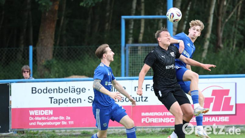 Maximilian Bauer (Mitte) trägt künftig das Trikot des SC Luhe-Wildenau. Archivbild: Dieter Jaeschke