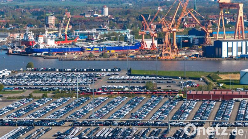 Blick auf den Emder Hafen: Die deutsche Wirtschaft bleibt trotz Aufhellung fragil. Bild: Sina Schuldt/dpa