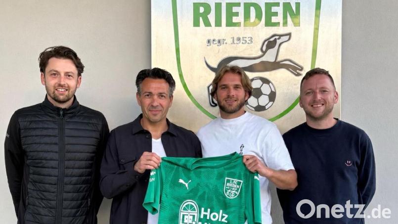 Ein neues Team für den 1. FC Rieden: Sportlicher Leiter Pascal Hirteis (von links), Neu-Coach Timo Studtrucker, Co-Trainer und Neuzugang Sebastian Grau, Teammanager Martin Hillen. Bild: FC Rieden/Peter Gattaut