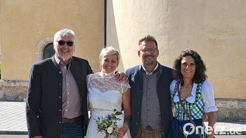 Ehrenvorsitzender Stefan Schönberger (links) und Schatzmeisterin Doris Reil (rechts) gratulieren dem Hochjzeitspaar Maria und Michael Reitmeir. Bild: Doris Reil