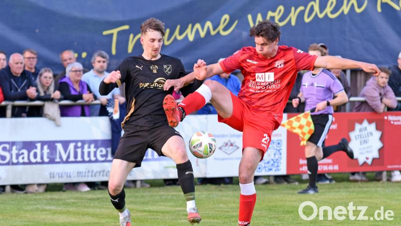 Der Tirschenreuther Torjäger Nico Stark (links) hatte einen schweren Stand, hier ist der Waldershofer Jakob Kraupner eher am Ball. Bild: Gebert