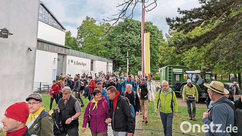 Nach dem Gottesdienst in der St.-Albertus-Magnus-Kirche sammelten sich die vielen Pilger zum Abmarsch aus Regensburg. Drei Tage Fußweg führen sie bis nach Altötting. Bild: Matthias Lorenz