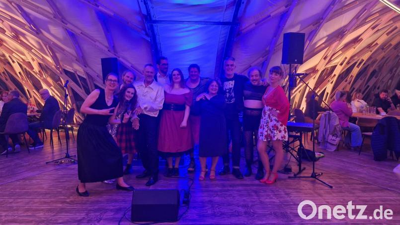 Das Team des OVIGO Theaters begeisterte das Publikum in Altenstadt/WN mit ihrem "Dinner für Singer". Bild: Florian Wein / OVIGO Theater