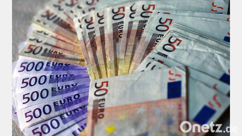 Wie viel Geld soll draufgelegt werden auf das freie Budget, über das Bürgermeisterin und Verwaltung ohne Beschluss des Stadtrats verfügen können? Mit dieser Frage beschäftigte sich der Auerbacher Stadtrat angesichts des Vorschlags einer Steigerung von 20.000 auf 54.000 Euro. Archivbild: Jens Kalaene/dpa