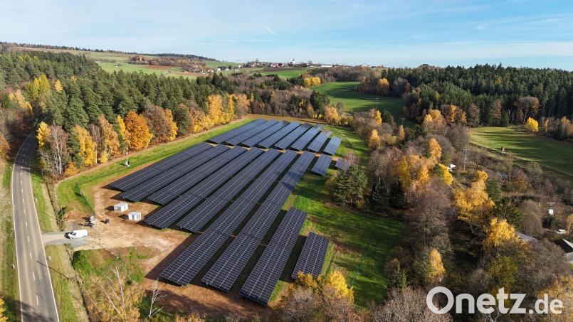 Auf bisher 3,5 Hektar landwirtschaftlich genutzter Grundstücksfläche entstand bei Oberaichamühle in der Gemarkung Thurndorf ein Sonnenkraftwerk, das mit einer Modulfläche von 2,9 Hektar jährlich 3,4 Millionen Kilowattstunden Strom erzeugen kann. Bild: Greenovative