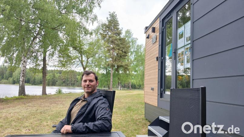 Der neue Campingpark Plößberg nimmt Gestalt an. Christian Becher, Geschäftsführer der Campingpark Plößberg GmbH, erläutert die kommenden Schritte. Bild: szl