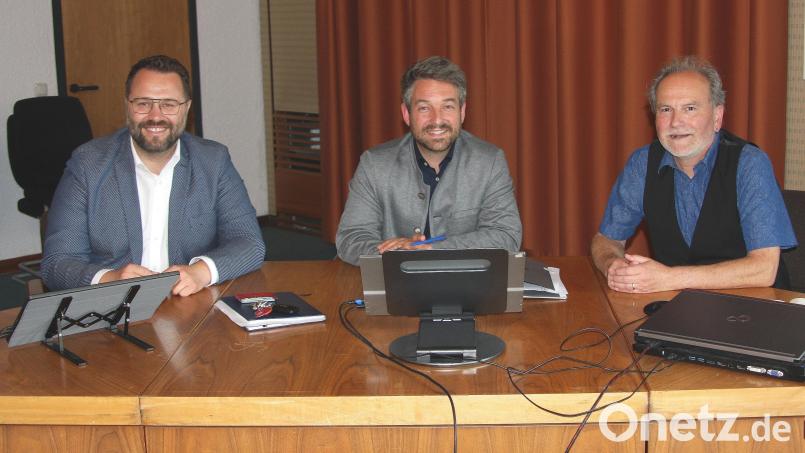 Vorsitzender der VG Wiesau-Falkenberg ist seit der konstituierenden Sitzung der Bürgermeister der Marktgemeinde Wiesau, Michael Dutz (Mitte). Ihm zu Seite stehen Bürgermeister Matthias Grundler (Falkenberg, links) und Karl Georg Haubelt (rechts) aus Wiesau. Bild: wro