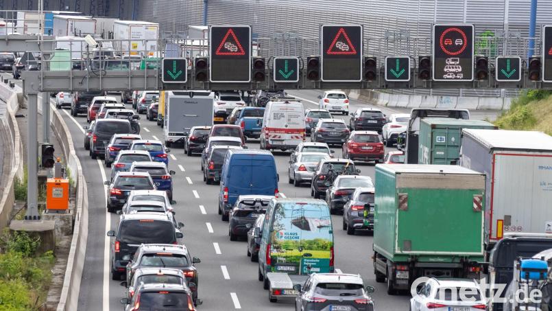 Vor Beginn der Reisewelle sind die Spritpreise gesunken. (Archivbild) Bild: Bodo Marks/dpa