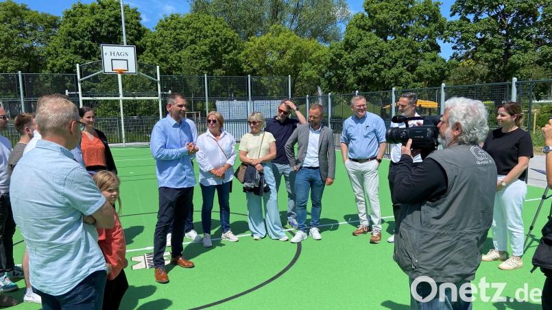 Das neue Multisportfeld im Sportpark am Schanz in Amberg ist offiziell eröffnet. Das freut auch Oberbürgermeister Michael Fritz, der selbst ein begeisterter Sportler ist. Bild: ass