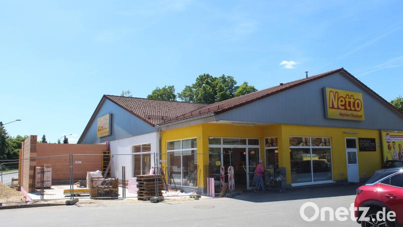 Am Netto-Markt in Hahnbach wird gerade kräftig gewerkelt. Im vorderen neuen Anbau soll nicht nur ein Backshop, sondern auch ein Café der Stadtbäckerei Schaller einziehen. Bild: Jennifer Battaglia