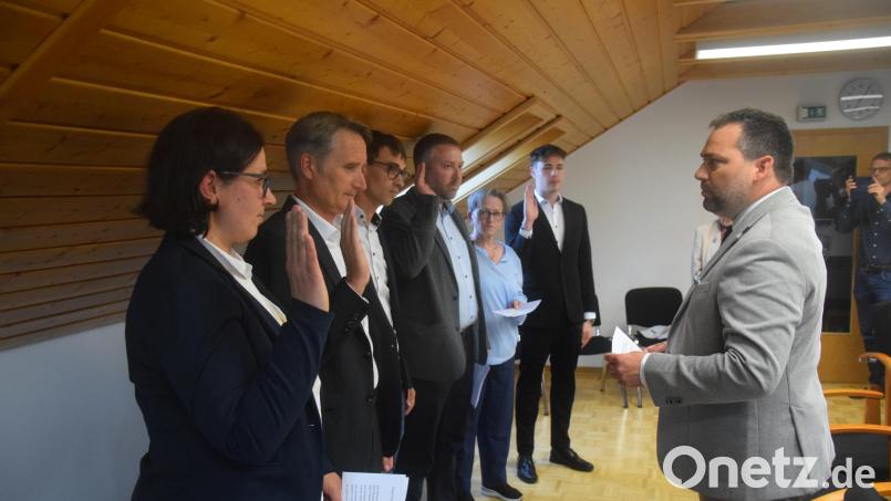 Bürgermeister Sebastian Hartl (rechts) verteidigt Tanja Pröls, Patrik Ziegeler, Fabian Ippisch, Peter Müller, Christine Roth und Paul Zaruba (von links) als neue Marktgemeinderäte. Bild: fz
