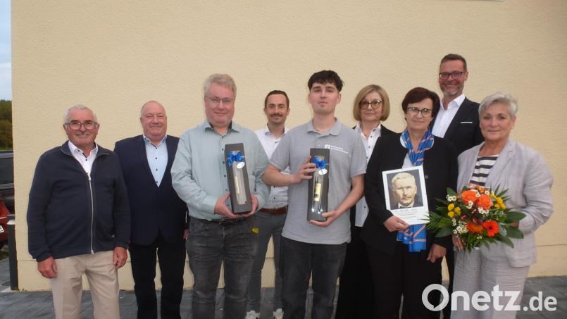 Vorstandsvorsitzender Frank-E. Kirchhof (Zweiter von links) und Vorstand Michael Sommer (hinten, rechts) zeichneten (vorne, von links) Harald Grün, Elias Guttenberger, Maria Kohl und Andrea Kraus aus. Bild: Siggi Bock/exb