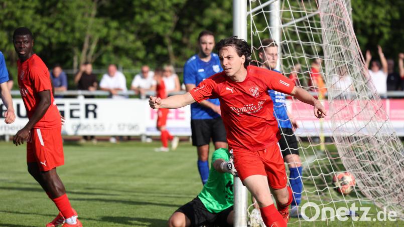 Der Arnschwanger Philipp Berzl jubelt nach seinem Treffer zum zwischenzeitlichen 4:0. Bild: Dieter Jäschke