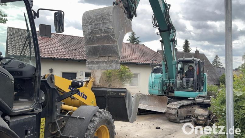 Straßen werden aufgebrochen, Kanäle erneuert - in der Czeikestraße und am Hangweg geht es derzeit rund. Bild: ge
