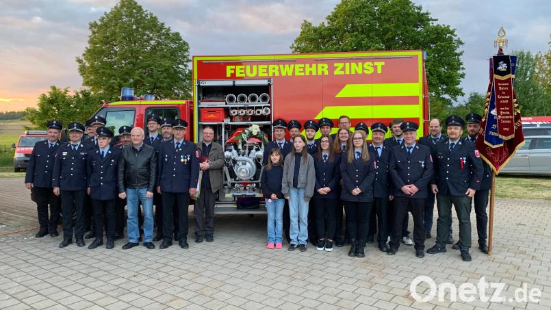 Erst im vergangenem Jahr haben die Zinster Brandschützer um Vorsitzenden Markus Felix (vorne, Vierter von links) und Kommandant Andreas Kausler (hinten, rechts neben der Spitze) die Segnung ihrer neuen Spitze gefeiert. Am ersten Juni-Wochenende folgt nun das 130. Jubiläum des Feuerwehrvereins. Archivbild: Florian Bayer (bayer.florian@web.de)