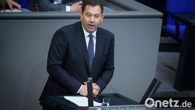 Weniger Zeit mit Bürokratie, dafür mehr für das Baby - das verspricht Finanzminister Klingbeil. Bild: Bernd von Jutrczenka/dpa