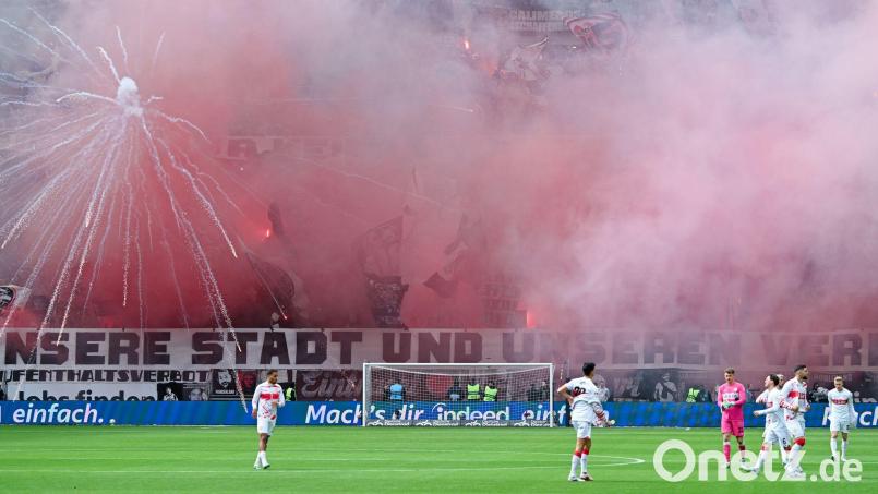 Beim Spiel Eintracht Frankfurt gegen den VfB Stuttgart gab es durch Pyrotechnik mindestens drei Verletzte. (Archivbild) Bild: Uwe Anspach/dpa