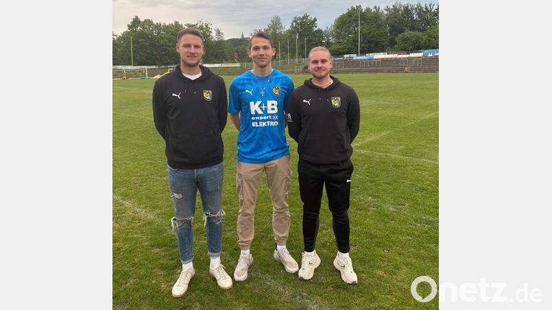 Lukas Peterson (Mitte) ist der neue Keeper beim FC Amberg. Bild: Matthias Reuß/FC Amberg