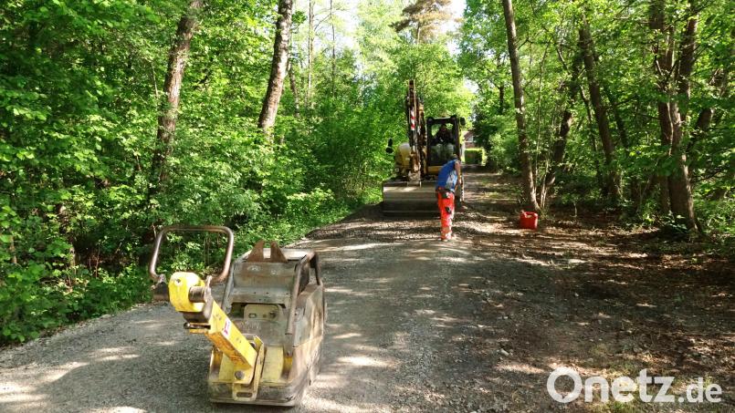 Die Rohbrüche im Weiherdamm des Heidweihers gehören der Vergangenheit an. Die Wasserleitung wurde vom Bauhof der Gemeinde ausgetauscht. Der Damm ist gleichzeitig eine unbefestigte Verbindungsstraße. Die Restarbeiten wurden nun durchgeführt. Bild: bkr